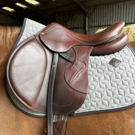 découvrez antarès sellier, la marque phare de selles d’équitation alliant savoir-faire traditionnel et innovation pour le confort du cavalier et du cheval.